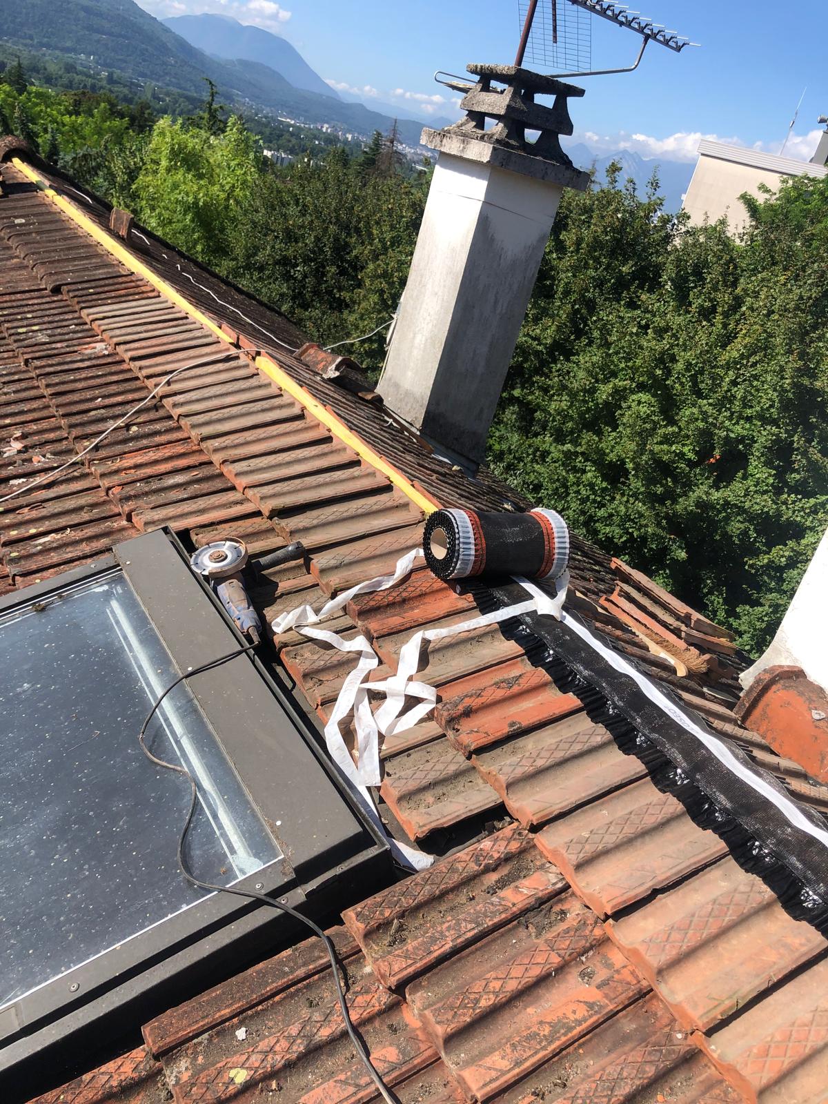 Travaux d'étanchéité autour d'une cheminée et d'un Velux